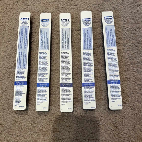 Oral-B Toothbrushes Bundle of 5 - Picture 3 of 3